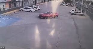 This video released by the mexican government shows the moment security forces captured ovidio guzman lopez, a leader of the sinaloa cartel and the watch how el chapo's son's failed arrest happened. Raw Video Police Officer Who Arrested El Chapo S Son Killed In Hail Of More Than 150 Bullets Breaking911