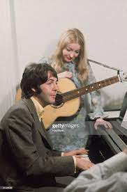welsh folk singer mary hopkin who recorded for the beatles record company apple with paul mccartney ビートルズ ポールマッカートニー 可愛い女の子