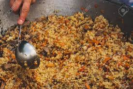 Las cocinas en u tienen 3 paredes ocupadas, o 2, y espacio para una barra. Cucharon En Kazane Con Pilaf Uzbeko Arroz Al Vapor Con Carne La Cocina Asiatica Comida Etnica Del Medio Oriente Cocina Nacional De Uzbekistan Fotos Retratos Imagenes Y Fotografia De Archivo Libres De