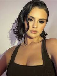 Love from Selena Gomez 🤎🤎🤎 3 pictures & 3 points to be