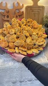 من سنوات اسوي اطيب كليجة ومنو ياكلها يسالني على المقادير , راح اذكر مقادير  الكيلو لواحد اذا حابين تسوون اكثر ضاعفوا المكونات , ١كيلو طحين فاخر كويتي  الابيض يجنن للكليجة , ضفت علي نص كوب شكر , رشة ملح ...