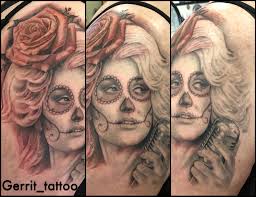 Gerrit adds a flower to the Dolly Parton day of the dead girl. More to come 