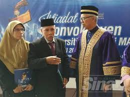 Kompilasi hari konvokesyen kelakar sedih. Sebak Terima Skrol Diploma Anak