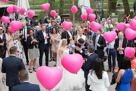 An selbstabholer diese tolle und teure luftballon girlande. Luftballons Zur Hochzeit So Setzt Ihr Die Himmlisch Frohliche Deko Ein