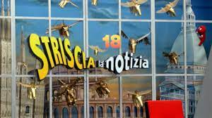Un vecchio bancone di striscia la notizia. 7 Novembre 1988 Prima Puntata Di Striscia La Notizia Notizie It