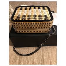 Well you're in luck, because here they come. Vanity Chanel Kosmetiktasche Beige Korb Ref 138673 Joli Closet