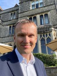 🔑 What Do These Leaders Have in Common? 🔑 S, a CEO reflecting