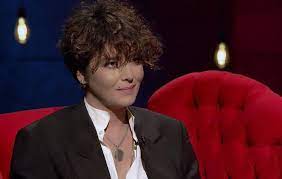 Since 2010, he has work in both the national and international fashion industry and has pursued a career in acting, starting by joining tuncay özinel theatre in 2010. Senem Kuyucuoglu Kimdir Turkuaz Gazetesi Istanbul Haber