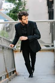 Well, when it comes to men's funeral attire, a black suit is a smart choice and says i've checked all other agenda at the door and am just here to pay my respects. What To Wear To A Funeral Men S Guide Outfit Ideas Hq