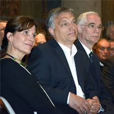 Nem a püspöknek van egyházkerülete, hanem a dunamelléki református egyházkerületnek van püspöke. Orban Viktor Miniszterelnok K Es Felesege Levai Aniko B Valamint Balog Zoltan Az Emberi Eroforrasok Minisztere J A Romai Santo S Talk Show Talk Scenes