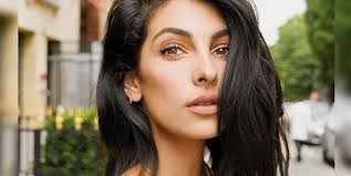 Nooshin werd in iran geboren en vluchtte op zevenjarige leeftijd met haar ouders en zus naar nederland om daar asiel aan te vragen. Anna Nooshin Is Door Demedia100 Uitgeroepen Tot Nummer 1 Influencer Van Nederland