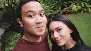 Artis thalita latief telah menikah dengan personel band lyla, dennis rizky tahun 2011 lalu. 7jcsrmtcyl9qhm
