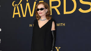 Gants opéra, lunettes noires et robe Balenciaga : Isabelle Huppert adopte une allure grand soir pour recevoir une prestigieuse récompense — Gala