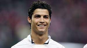 Check out this biography to know about his birthday, childhood, family life, achievements and fun facts about him. Jetzt Mit Glatze Die Frisuren Von Cristiano Ronaldo
