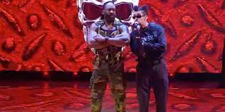 El popular cantante además de actuar antes del combate también quiso ser partícipe de él con esta acción sobre dos de los luchadores. Watch Bad Bunny Perform Booker T At The Wwe Royal Rumble