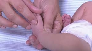 How to change your newborn's diaper. How To Give Your Newborn A Sponge Bath Video Babycenter