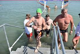 A vállalkozó kedvűek révfülöpről indulva, balatonboglárra érkezve ússzák át a balatont. Gondoltad Volna Ideje Keszulni A Balaton Atuszasra