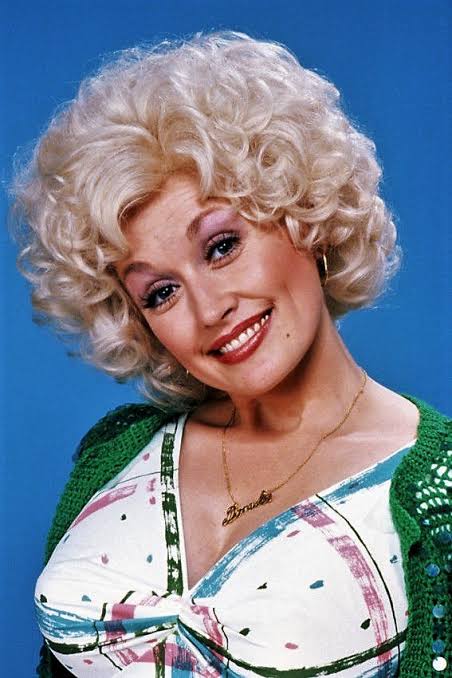 ⚫️ Chanteuse, actrice, et bien plus, Dolly Parton vient de nous quitter à  l'âge de 80 ans 😢 Outre ses talents vocaux, elle avait promené sa célèbre  silhouette dans quelques comédies marquantes