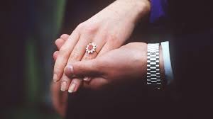 Get a closer look at meghan markle's engagement ring, and compare it with other styles worn by princesses and queens. All The Details Of Meghan Markle S Engagement Ring From Prince Harry Abc News