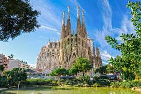 The basílica de la sagrada família, also known as the sagrada família, is a large unfinished roman catholic minor basilica in the eixample district of barcelona, catalonia, spain. Sagrada Familia In Barcelona Spanien Franks Travelbox