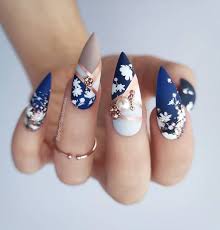 Uñas acrílicas la moda de las uñas acrílicas definitivamente llegó para quedarse porque ya no tienes que esperar que te crezcan para conseguir el ¡y por si fuera poco ayudan a aumentar la belleza de las uñas! 57 Mejores Disenos De Unas En Tendencia 2021
