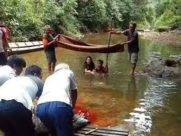 Secara tradisi kehidupan masyarakat iban diatur oleh adat mereka yang amat rapat berkait dengan sostem pertanian berhuma (bumai) padi. Sarawak A Place Like No Other Pantang Larang Adat Berkahwin Kaum Iban Menurut Kepercayaan Nenek Moyang Dulu Kala Perkahwinan Yang Terhasil Daripada Jadi Mali Akan Mengundang Bencana Besar Seperti Kudi Atau