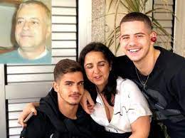 É o irmão mais novo de um dos mais lindos da copa, o andré silva (amado aqui!). Andre Silva Childhood Story Plus Untold Biography Facts