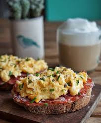 Buen Dia Para Arrancar Este Lunes Lluvioso Les Traigo Una Super Tostada Con Sorpresatta Queso Y Huevos Revueltos Pones A T Stuffed Peppers Food Eggs In Oven