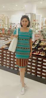 Dalam memilih kain untuk gaun pesta, hal utama yang perlu anda ketahui dan termasuk ke dalam hal mendasar yang tidak bisa dilupakan adalah pemilihan dan penggunaan. 900 Tenun Ikat Songket Ideas Ikat Fashion Batik Tenun