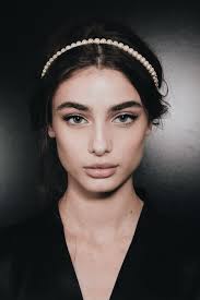 17 Stylish Outfits With Pearl Headbands Glamsugar Com Pearl Headband Hairstyles Pearl Headband Outfit With Pearls