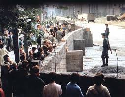 Construction Du Mur Dans Berlin Separant Des Familles Des Couples Des Enfants Sous L Oeil De Soldats Est A Fall Of Berlin Wall Berlin Wall East Germany