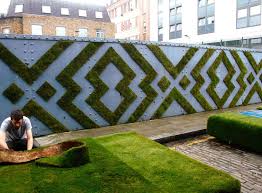 Moss Graffiti Grows On Walls By Anna Garforth Avec Images Deco Mur Exterieur Jardin Mur Exterieur Jardins