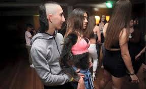 Chat ado c'est plein de jeunes connecté pour jouer, tchatter, délirer. Les Medias Se Moquent De La Coiffure D Un Ado Il Les Poursuit En Justice