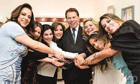 Pelo instagram, a apresentadora resgatou do fundo do baú uma foto tirada após ela ser adotada pelo empresário, a quem se declarou na legenda da publicação. Filhas De Silvio Santos Quem Sao As Herdeiras Do Dono Do Sbt