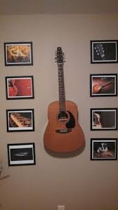 guitar on room's wall ile ilgili görsel sonucu