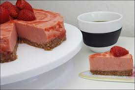 Mandeln, kokosmehl, backupulver, salz und buttermilch unterrühren. Lowcarb Erdbeerkuchen Ohne Backen Mit Knusprigem Mandelboden Honey Loveandlike De Lifestyleblog