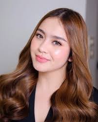 Leslie Shane's Instagram, Twitter & Facebook