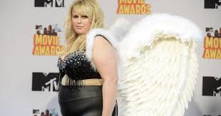 Aber rebel wilson bleibt nach eigenen angaben diszipliniert und wehrt etwaige gelüste ab. Rebel Wilson Ich Wurde Bezahlt Um Nicht Abzunehmen