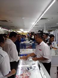 Peniaga di mara digital anggerik mall di sini bakal dikenakan bayaran sewa rm1,600 pada februari, tetapi selepas 5 bulan, mereka masih tidak teruja dengan prestasi perniagaan mereka. Kedai Redone Di Mara Digital Mall Shah Alam