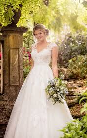 Seinen namen verdankt das kleid der form des schnittes, der dem buchstaben a tatsächlich etwas ähnelt. A Linie Brautkleider Essense Of Australia Brautkleider