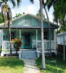 Authentic Keywest Cottage In The Casa Marina Neighborhood Beach Cottage Style Beach Cottage Rug Beach Cottage Rentals