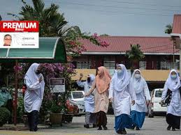 Siapapun kita sebagai ibu bapa, tidak boleh disamakan kedudukan dan pengorbanan guru di sekolah. Carut Adab Dan Dilema Sang Guru