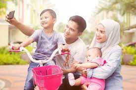 Selain itu, untuk mencapai rumah tangga bahagia, islam telah memberikan gambaran tentang bagaimana sebuah keluarga dikatakan bahagia dan berkah. Ciri Ciri Keluarga Bahagia Menurut Islam Cari Tahu Yuk 190731d 3x2 Keluarga