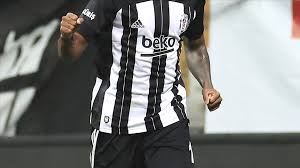 — haber kartalı (@haberkartali) march 8, 2020. Besiktas In Taraftar Imzali Formasina Kar Engeli