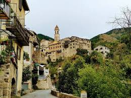 Village Medieval De Luceram Et Ses Creches Mireille Over60 En 2020 Village Medieval Eglise Saint Michel