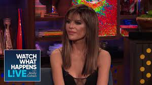 Getting the last laugh in her rhobh feud with brandi glanville, lisa rinna worked long hair on the april 8 episode of access hollywood. Lisa Rinna Swaps Her Signature Shag For Longer Hair After 19 Years E Online