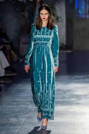 Vestito lungo vintage marrone in velluto kleider verlieber senza maniche sul petto sono presenti disegni con brillantini. Vestiti Moda Inverno 2020 Gli Abiti Eleganti In Velluto E La Tendenza Dalle Sfilate