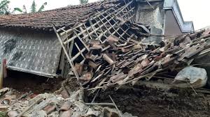 Jakarta, kompas gempa terjadi di jakarta. Dampak Gempa Hari Ini Di Sukabumi Sejumlah Rumah Rusak Berat Pikiran Rakyat Com