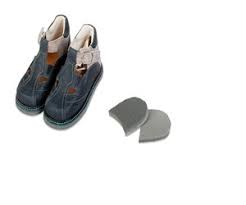 Le nostre scarpe classiche da uomo sono fatte a mano secondo la tradizione tipica dell'arte calzaturiera italiana. Scarpe Di Serie Bambino 1 300x250 Corpora Ortopedia