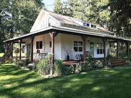 Pin By Madison Woods On Cabins In The Woods Charming House Modern Farmhouse Exterior Farmhouse Exterior